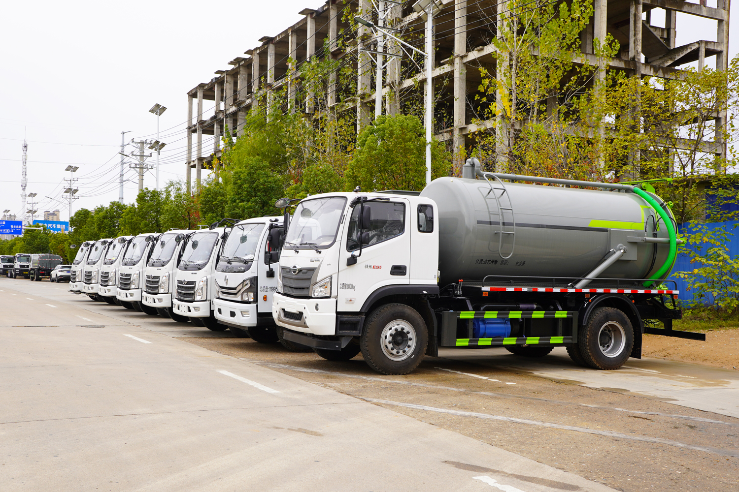 M5吸污压缩洒水餐厨等7台批量发车